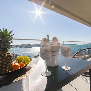 apartman-blue-waves.hotels-in-trogir.com/